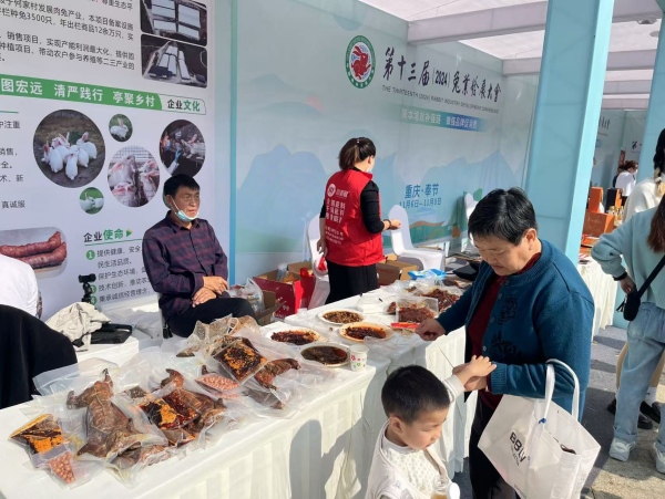 市民品嘗兔肉美食。蔣海濤攝
